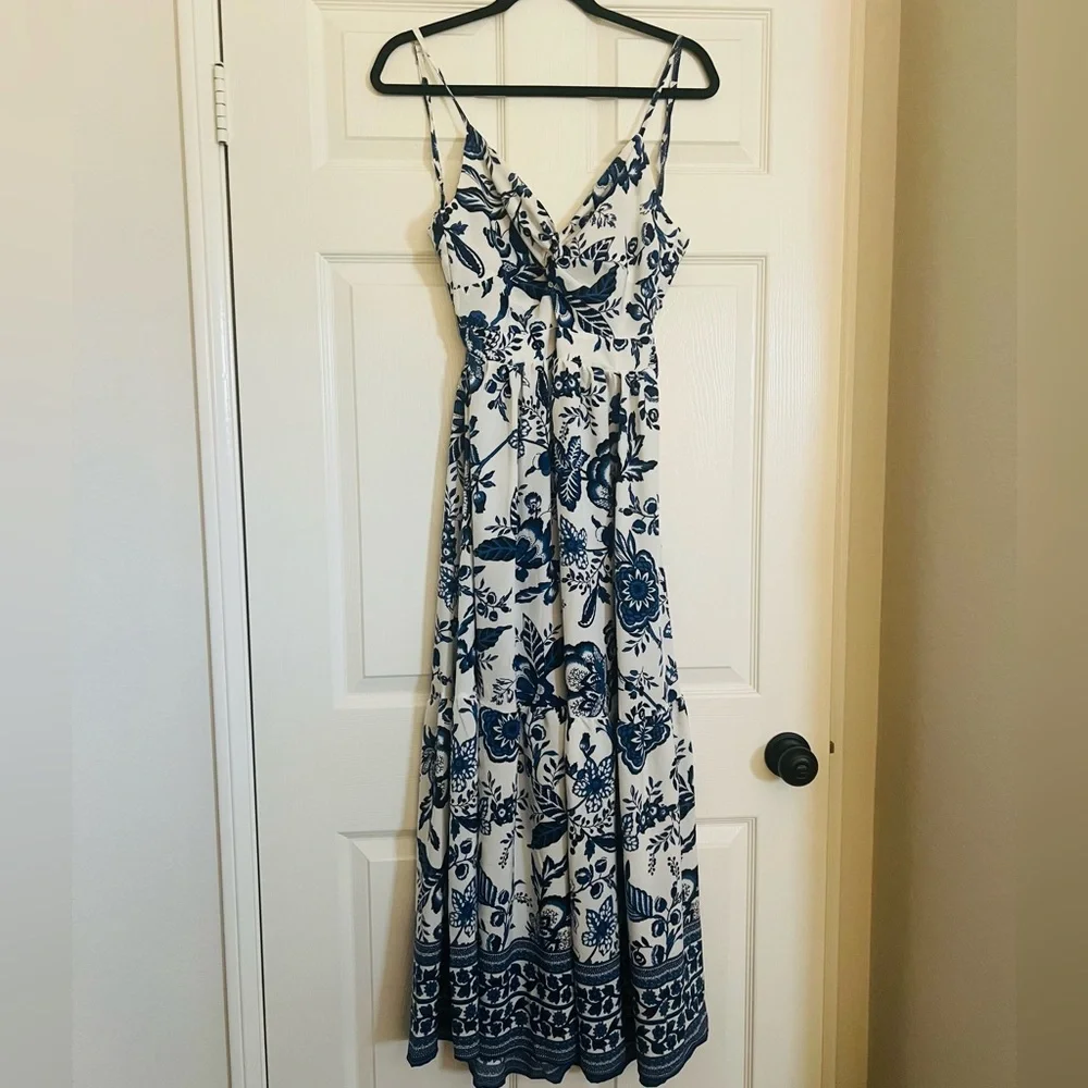 Cupshe floral sweetheart twist and keyhole maxi dress blue and white floral - Picture 4 of 5